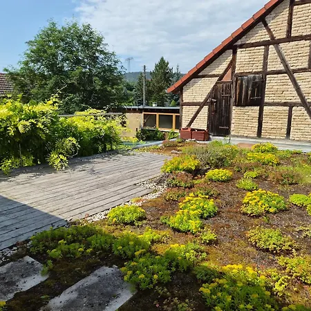 Mit Terrasse